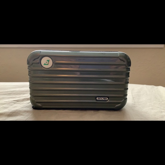 rimowa travel kit